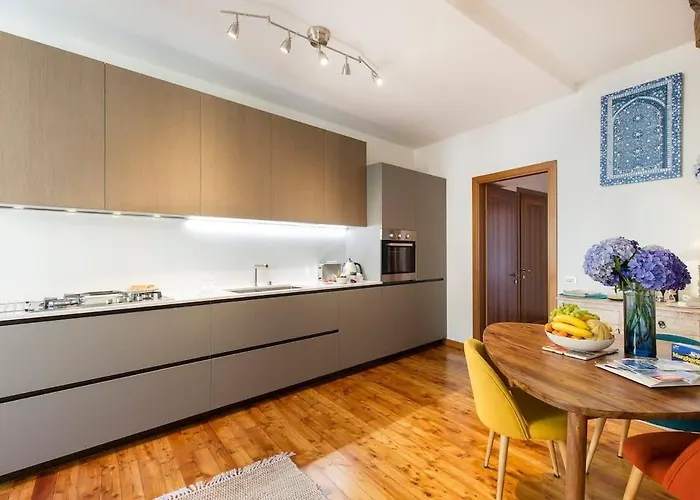 18th Century With Fresco 公寓